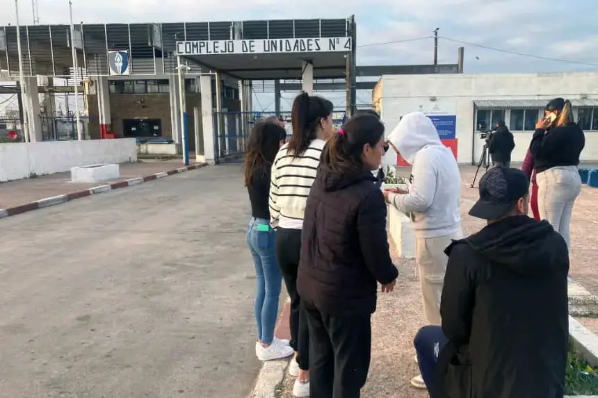 Familiares de los reclusos esperan noticias de sus seres queridos en la entrada de la penitenciaría Santiago Vázquez, en las afueras de Montevideo, el 25 de septiembre de 2024. (Valeria Pacheco/AFP vía Getty Images)