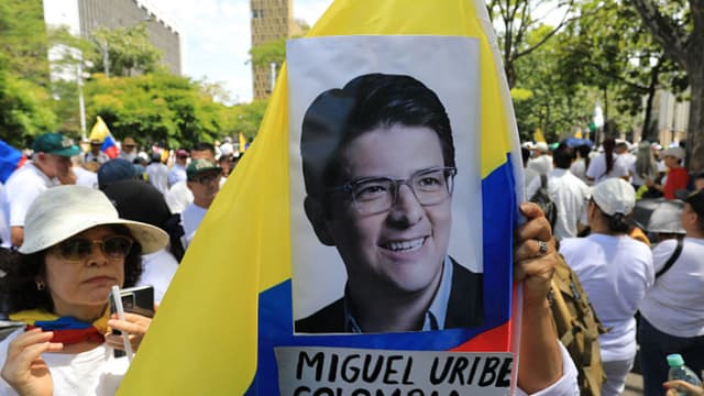 Una mujer sostiene una bandera nacional durante la llamada "Marcha Silenciosa" para expresar su apoyo a la salud del senador Miguel Uribe Turbay y pedir la paz en el país, en Medellín, Colombia, el 15 de junio de 2025. (Jaime Saldarriaga/AFP vía Getty Images)