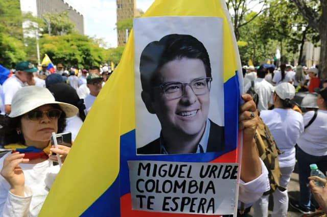 Una mujer sostiene una bandera nacional durante la llamada "Marcha Silenciosa" para expresar su apoyo a la salud del senador Miguel Uribe Turbay y pedir la paz en el país, en Medellín, Colombia, el 15 de junio de 2025. (Jaime Saldarriaga/AFP vía Getty Images)