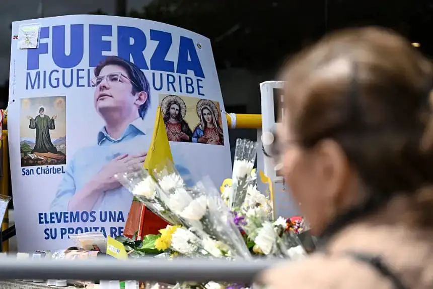 Vista de un cartel con la imagen del candidato presidencial colombiano Miguel Uribe junto a flores afuera de la clínica Fundación Santa Fe en Bogotá (Colombia), el 16 de junio de 2025. (Luis Acosta/AFP vía Getty Images)