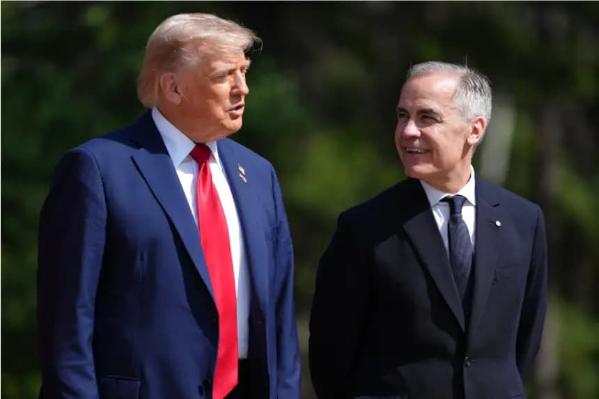 El presidente de Estados Unidos, Donald Trump (i), y el primer ministro canadiense, Mark Carney, conversan durante la bienvenida oficial a la Cumbre del G7 en Kananaskis, Alta., el 16 de junio de 2025. (The Canadian Press/Darryl Dyck)