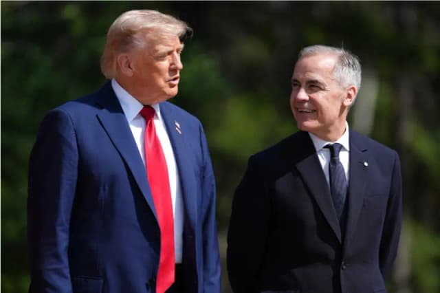 El presidente de Estados Unidos, Donald Trump (i), y el primer ministro canadiense, Mark Carney, conversan durante la bienvenida oficial a la Cumbre del G7 en Kananaskis, Alta., el 16 de junio de 2025. (The Canadian Press/Darryl Dyck)