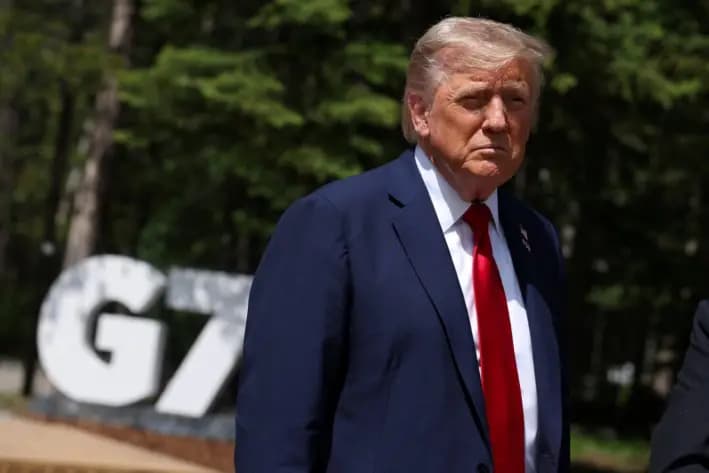 El presidente Donald Trump habla con la prensa en la cumbre del G7 en Kananaskis, Canadá, el 16 de junio de 2025. (euters/Suzanne Plunkett/Pool)