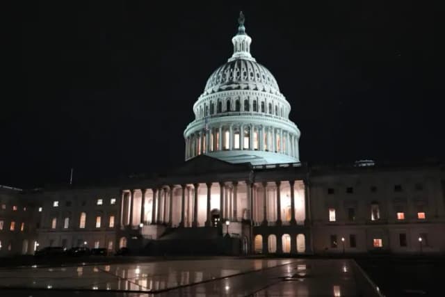 El Capitolio de EE. UU. mientras el Comité de Reglas de la Cámara de Representantes se prepara para una reunión sobre una revisión nocturna a la Ley One Big Beautiful Bill, en Washington, el 20 de mayo de 2025. (Kevin Dietsch/Getty Images)