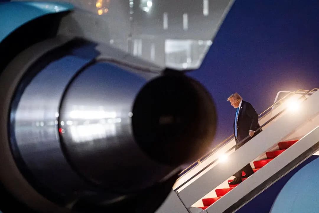 El presidente de Estados Unidos, Donald Trump, baja del Air Force One tras llegar a la Base Conjunta Andrews, en Maryland, el 17 de junio de 2025. (Al Drago/Getty Images)
