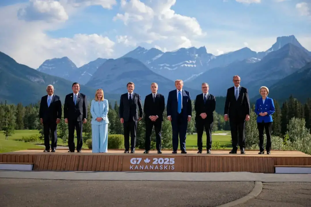 (De izquierda a derecha) El presidente del Consejo de la Unión Europea, Antonio Costa; el primer ministro japonés, Shigeru Ishiba; la primera ministra italiana, Giorgia Meloni; el presidente francés, Emmanuel Macron; el primer ministro canadiense, Mark Carney; el presidente de los Estados Unidos, Donald Trump; el primer ministro británico, Keir Starmer; el canciller alemán, Friedrich Merz, y la presidenta de la Comisión Europea, Ursula von der Leyen, posan para una foto de grupo frente a las Montañas Rocosas canadienses en el campo de golf Donald Trump, el primer ministro británico Keir Starmer, el canciller alemán Friedrich Merz y la presidenta de la Comisión Europea, Ursula von der Leyen, posan para una foto de grupo frente a las Montañas Rocosas canadienses en el campo de golf Kananaskis Country durante la Cumbre de Líderes del G7 en Kananaskis, Canadá, el 16 de junio de 2025. (Chip Somodevilla/Getty Images)

