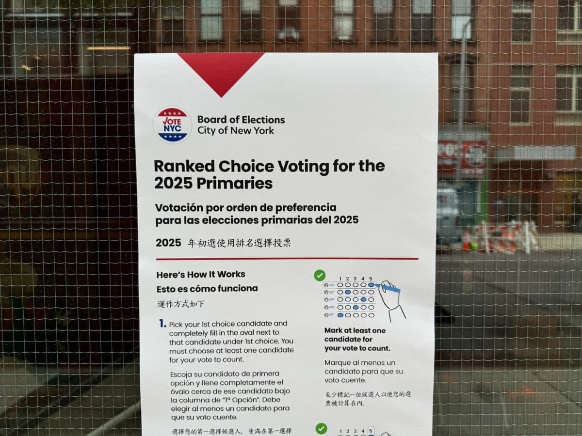 Un cartel fuera de un centro de votación anticipada en Chelsea, Manhattan, explica el sistema de votación por orden de preferencia durante las elecciones primarias a la alcaldía de Nueva York de 2025. (Arjun Singh/The Epoch Times).