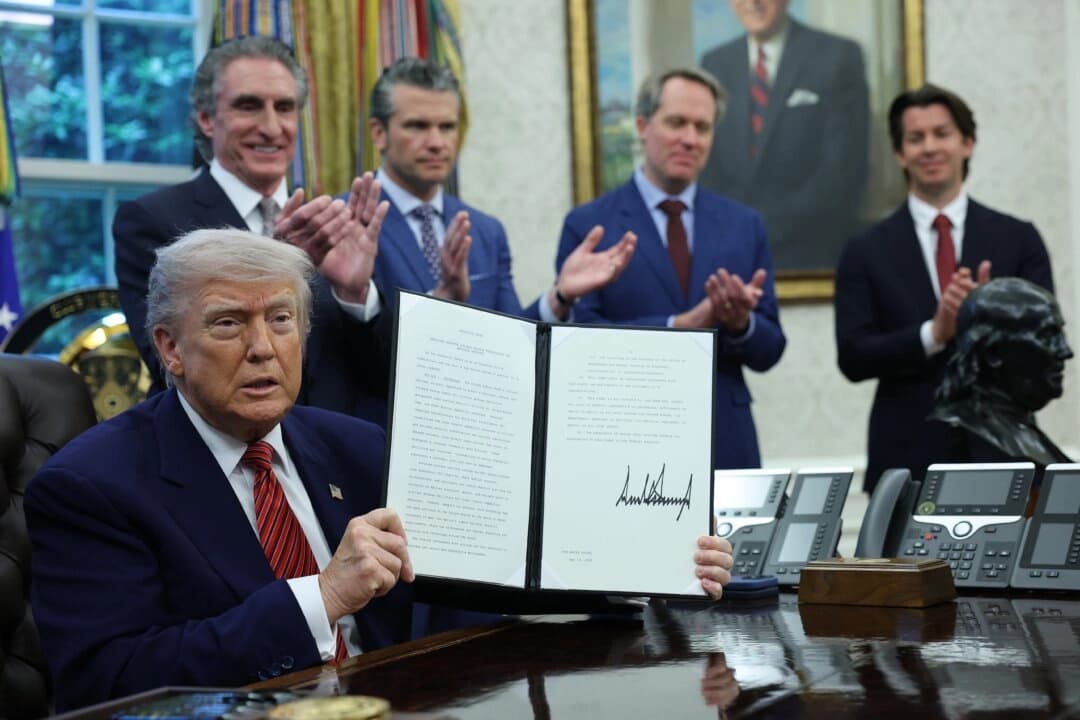 El presidente Donald Trump sostiene una orden ejecutiva firmada relacionada con la industria de la energía nuclear en el Despacho Oval el 23 de mayo de 2025. (Win McNamee/Getty Images)