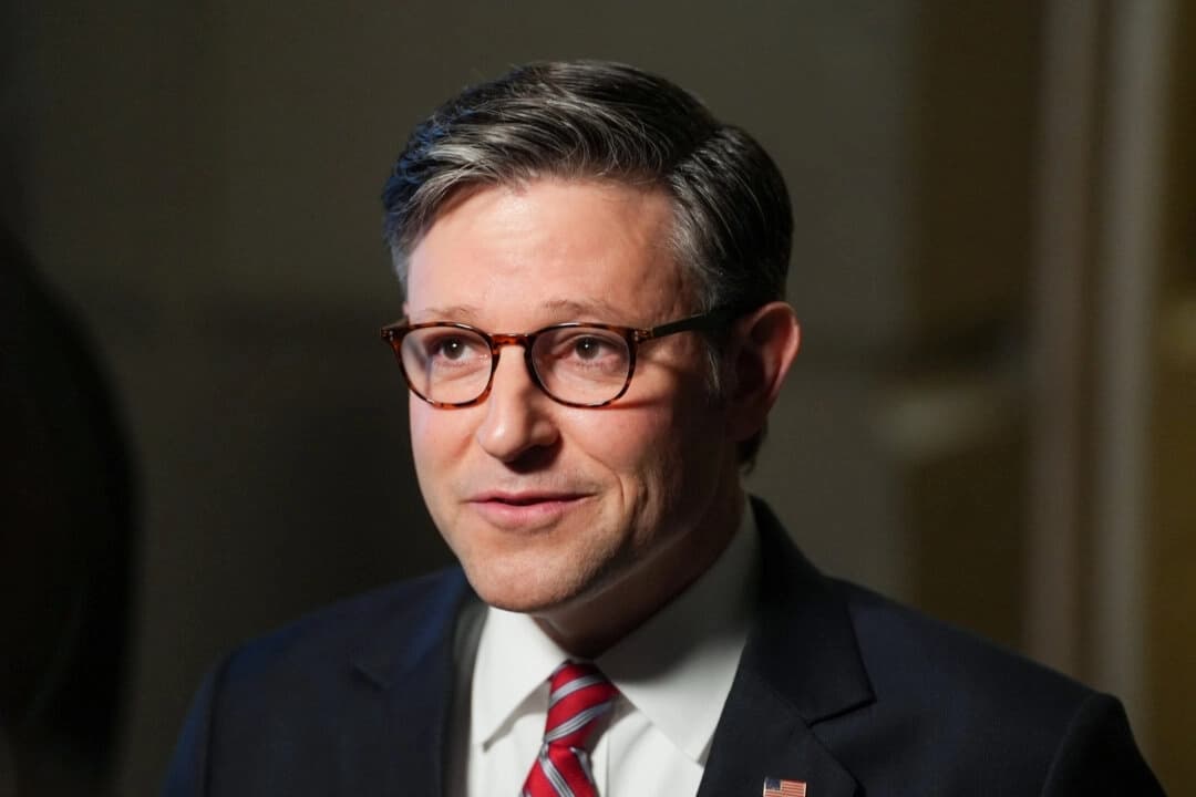 El presidente de la Cámara de Representantes, Mike Johnson, habla con los periodistas antes de la visita del presidente Donald Trump al Capitolio en Washington el 20 de mayo de 2025. (Madalina Vasiliu/The Epoch Times)
