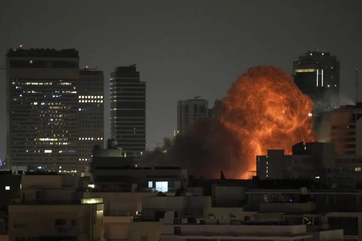 Explosión durante un ataque con misiles en Tel Aviv, Israel, el 15 de junio de 2025. (Leo Correa/AP)