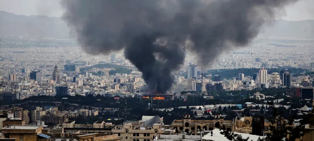 Humo tras un presunto ataque israelí contra un edificio utilizado por la Red de Noticias de la República Islámica de Irán, parte de la cadena de televisión estatal iraní en Teherán, Irán, el 16 de junio de 2025. (Stringer/Getty Images)