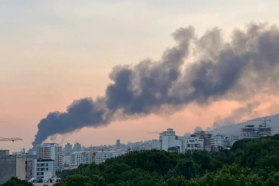 Humo sale del edificio de la televisión estatal iraní tras un ataque israelí en Teherán, Irán, el 16 de junio de 2025. (Foto de AP)