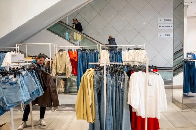Gente comprando en una tienda minorista en la ciudad de Nueva York, el 21 de marzo de 2025. (Samira Bouaou/The Epoch Times)
