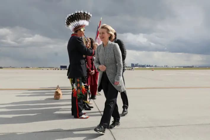 La presidenta de la Comisión Europea, Ursula von der Leyen, llega a la cumbre de líderes del G7, en el Aeropuerto Internacional de Calgary, en Calgary, Alberta, Canadá, el 15 de junio de 2025. (Reuters/Amber Bracken)