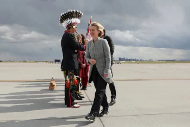La presidenta de la Comisión Europea, Ursula von der Leyen, llega a la cumbre de líderes del G7, en el Aeropuerto Internacional de Calgary, en Calgary, Alberta, Canadá, el 15 de junio de 2025. (Reuters/Amber Bracken)