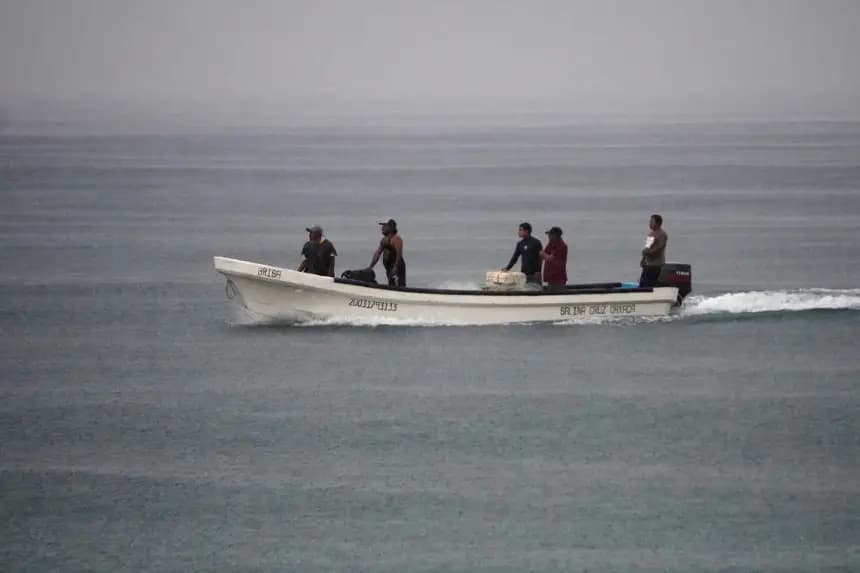 Los pescadores regresan a la costa antes de la llegada del huracán John a Salina Cruz, estado de Oaxaca, México, el 23 de septiembre de 2024. (Rusvel Rasgado/AFP vía Getty Images)