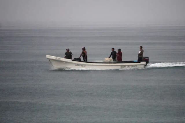 Los pescadores regresan a la costa antes de la llegada del huracán John a Salina Cruz, estado de Oaxaca, México, el 23 de septiembre de 2024. (Rusvel Rasgado/AFP vía Getty Images)