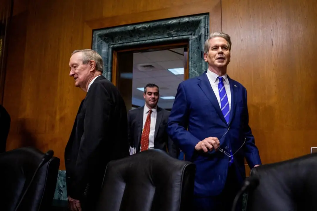 El presidente del Comité de Finanzas del Senado, Mike Crapo (izquierda), y el secretario del Tesoro, Scott Bessent (derecha), llegan a una audiencia en el Capitolio el 12 de junio de 2025. (Andrew Harnik/Getty Images).