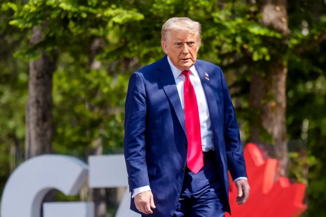El presidente Donald Trump llega a la cumbre del Grupo de los Siete (G7) en el Pomeroy Kananaskis Mountain Lodge en Kananaskis, Alberta, Canadá, el 16 de junio de 2025. (Foto de MICHAEL KAPPELER/POOL/AFP a través de Getty Images)