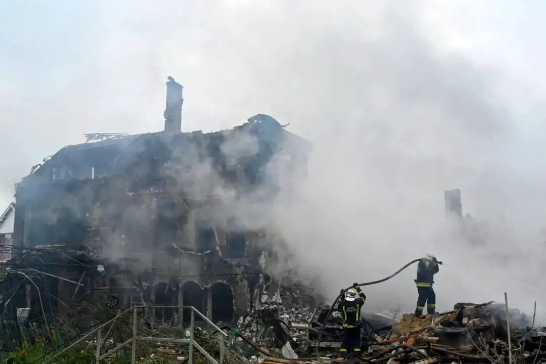 Bomberos extinguen un incendio tras un ataque ruso en la región de Kiev, en Ucrania, el 25 de mayo de 2025. (Sergei Supinsky/AFP vía Getty Images)
