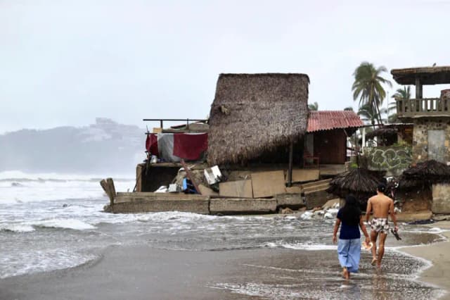 Imagen de archivo de personas que observan los estragos causados por el fuerte oleaje e intensas lluvias, en Acapulco (México). EFE/ David Guzmán

