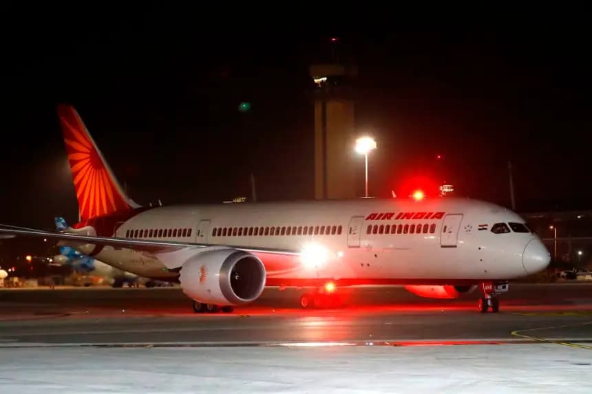 Un Boeing 787, vuelo número AI139 de la aerolínea nacional india Air India, procedente de Nueva Delhi, realiza maniobras en la pista del Aeropuerto Internacional Ben Gurion, en las afueras de Tel Aviv, el 22 de marzo de 2018. (Jack Guez/AFP vía Getty Images)