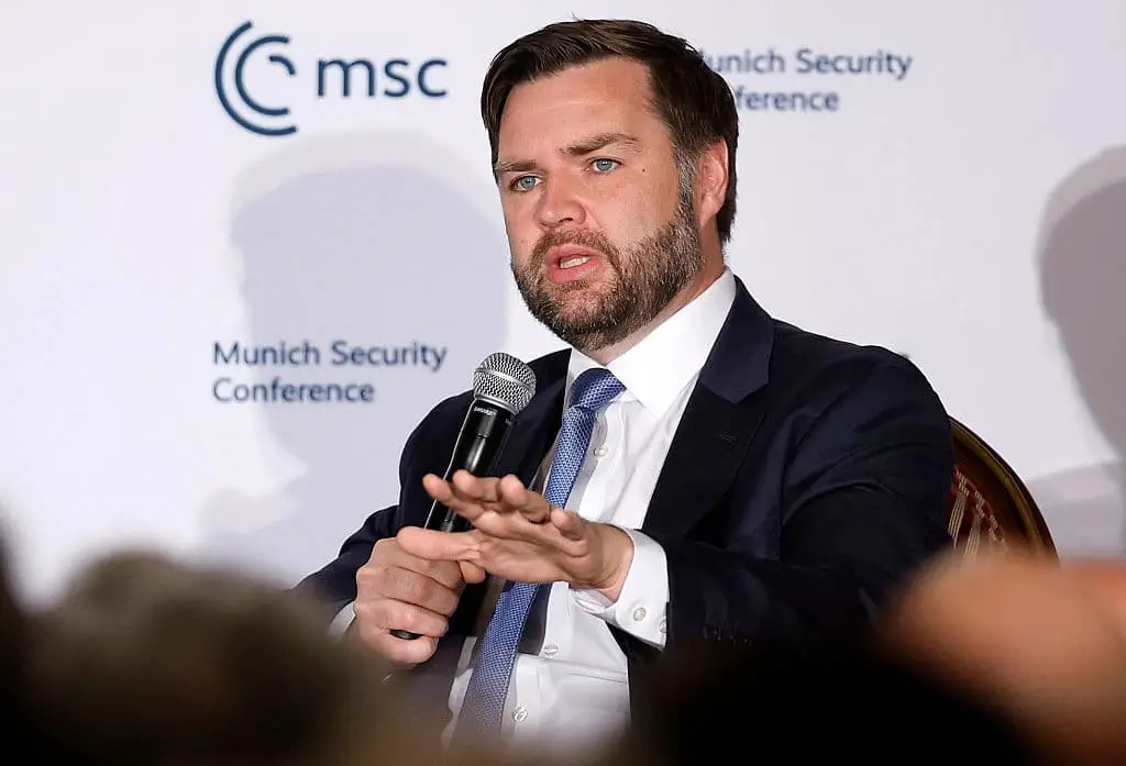 El vicepresidente de EE. UU., JD Vance, pronuncia un discurso en la Reunión de Líderes de Múnich, organizada por la Conferencia de Seguridad de Múnich, en el Hotel Willard de Washington, el 7 de mayo de 2025. (Kevin Dietsch/Getty Images)