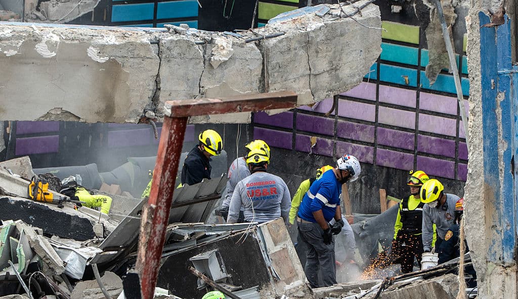 Equipos de rescate trabajan en la discoteca Jet Set un día después del derrumbe de su techo en Santo Domingo, el 9 de abril de 2025. (FRANCESCO SPOTORNO/AFP a través de Getty Images)