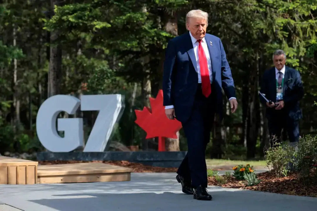 El presidente de Estados Unidos, Donald Trump, llega a la ceremonia oficial de bienvenida durante la Cumbre de Líderes del G7 el 16 de junio de 2025 en Kananaskis, Alberta. Canadá es el anfitrión de la reunión de este año de las siete economías más grandes del mundo. (Chip Somodevilla/Getty Images)