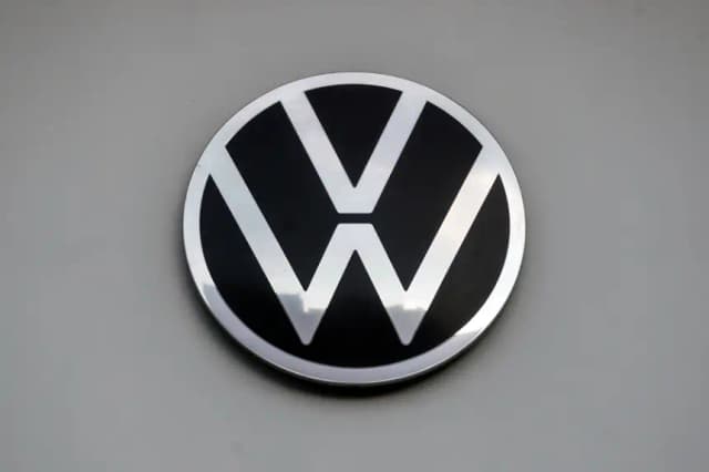 Fotografía de archivo de un logotipo de Volkswagen, en la Ciudad de México (México). EFE/Isaac Esquivel

