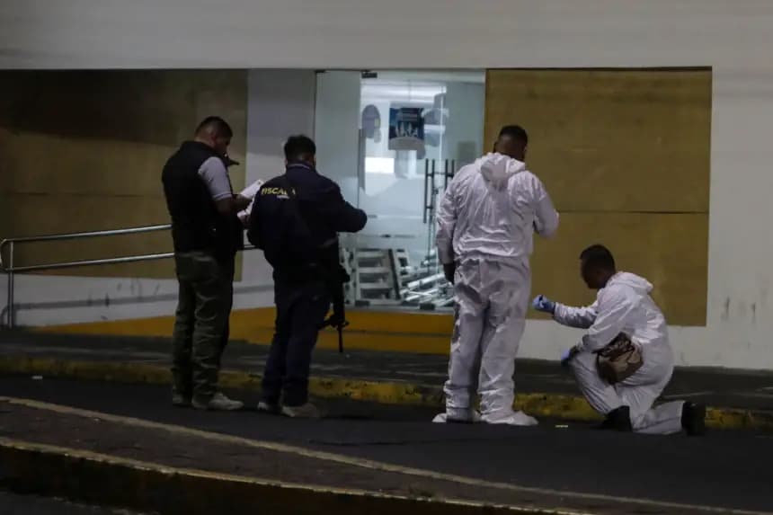 Personal forense e investigadores de la Fiscalía son custodiados por policías mientras realizan investigaciones en la escena del crimen, en municipio de Tierra Caliente en Morelia, Michoacán, México, el 30 de marzo de 2024. (Enrique Castro/AFP vía Getty Images)
