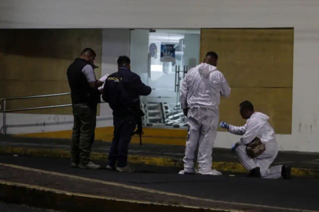 Personal forense e investigadores de la Fiscalía son custodiados por policías mientras realizan investigaciones en la escena del crimen, en municipio de Tierra Caliente en Morelia, Michoacán, México, el 30 de marzo de 2024. (Enrique Castro/AFP vía Getty Images)