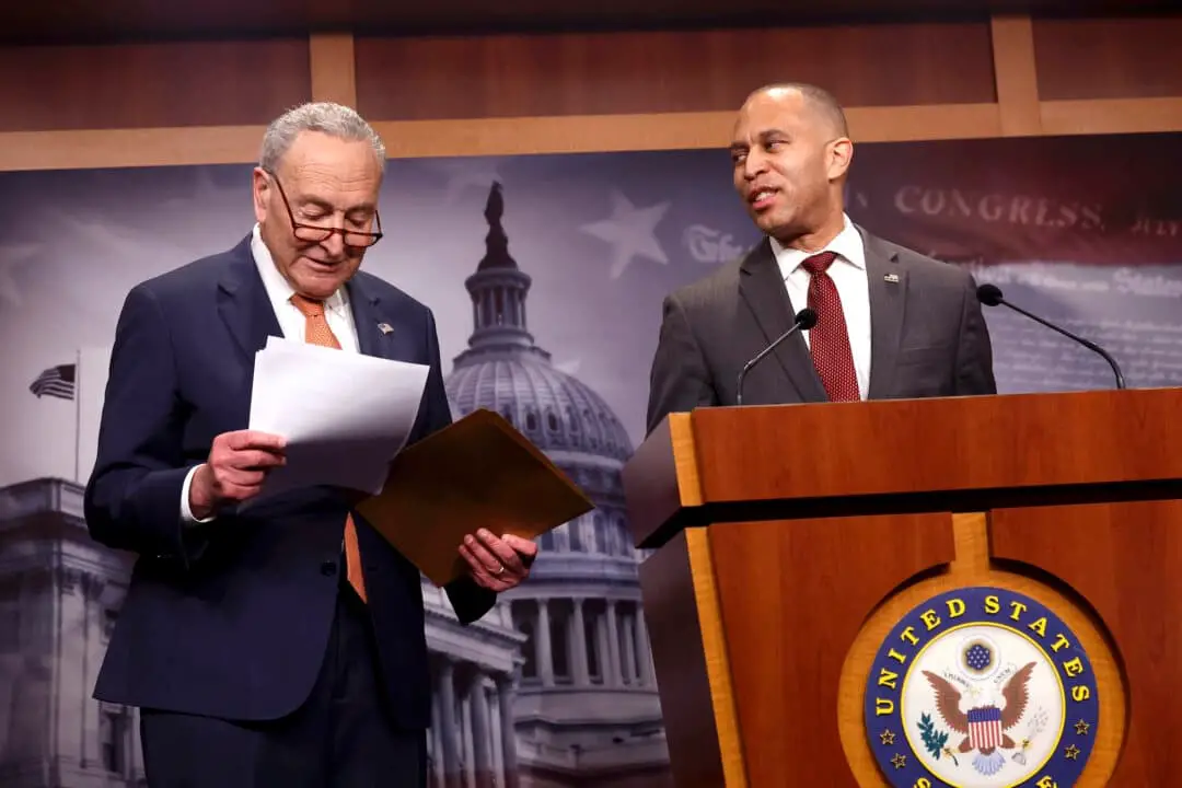 El líder de la minoría del Senado de EE. UU., Chuck Schumer (D-N.Y.) (izquierda), y el líder de la minoría de la Cámara de Representantes, Hakeem Jeffries (D-N.Y.), hablan en una rueda de prensa en el Capitolio de EE. UU. en Washington el 4 de febrero de 2025. (Kevin Dietsch/Getty Images).