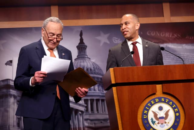 El líder de la minoría del Senado de EE. UU., Chuck Schumer (D-N.Y.) (izquierda), y el líder de la minoría de la Cámara de Representantes, Hakeem Jeffries (D-N.Y.), hablan en una rueda de prensa en el Capitolio de EE. UU. en Washington el 4 de febrero de 2025. (Kevin Dietsch/Getty Images).