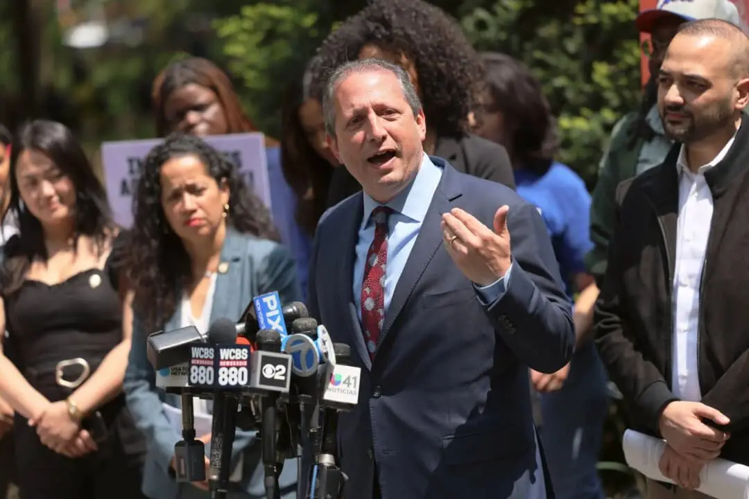 El contralor de la ciudad de Nueva York, Brad Lander, habla durante una manifestación en favor de los inmigrantes ilegales en el Ayuntamiento el 11 de mayo de 2023. (Michael M. Santiago/Getty Images).