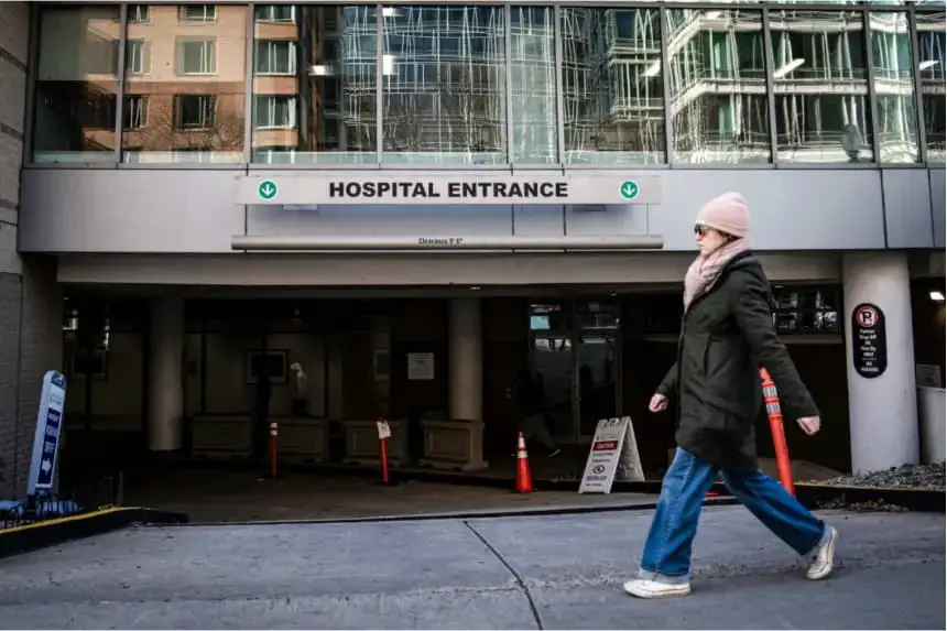 Una mujer pasa por un hospital en Washington el 2 de enero de 2025. (Madalina Vasiliu/The Epoch Times)