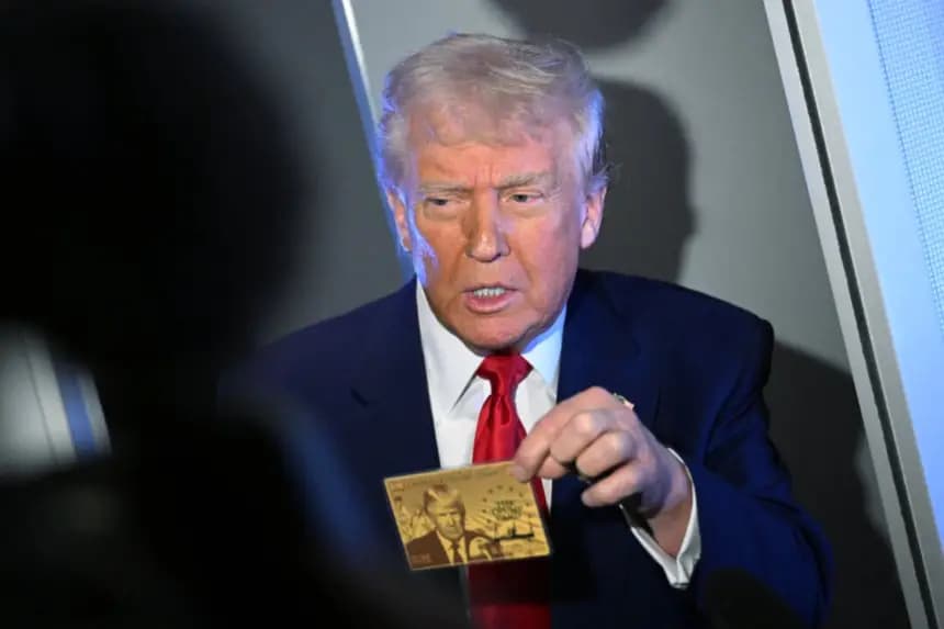 El presidente Donald Trump sostiene la tarjeta dorada de 5 millones de dólares mientras habla con la prensa durante un vuelo a bordo del Air Force One, rumbo a Miami, Florida, el 3 de abril de 2025. (Mandel Ngan/AFP vía Getty Images)