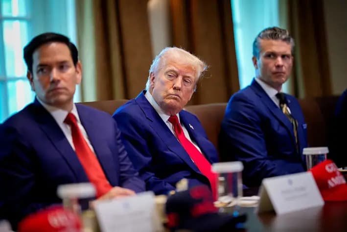(De izq. a der.) El secretario de Estado Marco Rubio, el presidente Donald Trump y el secretario de Defensa Pete Hegseth asisten a una reunión del Gabinete en la Casa Blanca, el 30 de abril de 2025. (Andrew Harnik/Getty Images)