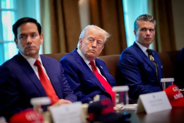 (De izq. a der.) El secretario de Estado Marco Rubio, el presidente Donald Trump y el secretario de Defensa Pete Hegseth asisten a una reunión del Gabinete en la Casa Blanca, el 30 de abril de 2025. (Andrew Harnik/Getty Images)