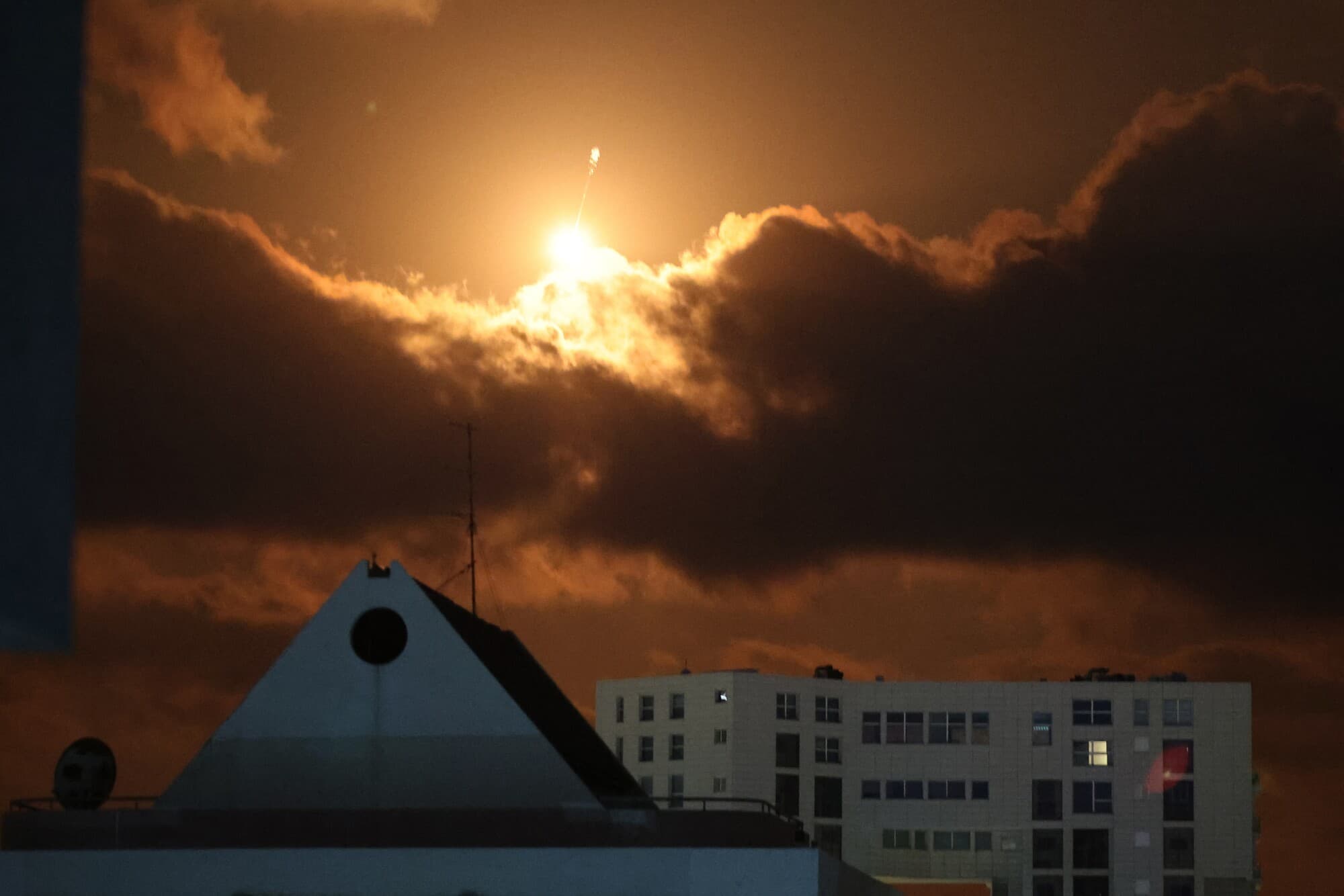 Se ven estelas de cohetes en el cielo sobre la ciudad costera israelí de Netanya en medio de una nueva oleada de ataques con misiles iraníes el 17 de junio de 2025. (Jack Guez/AFP a través de Getty Images)
