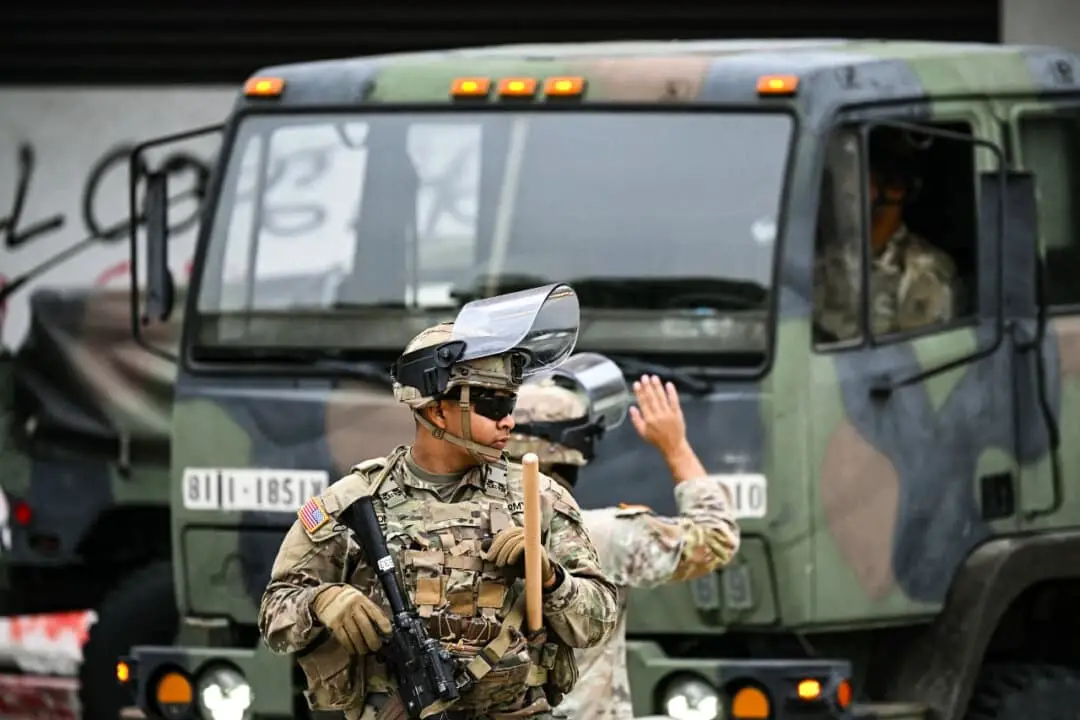 Miembros de la Guardia Nacional de California montan guardia frente al edificio federal Edward R. Roybal en Los Ángeles el 10 de junio de 2025. (Ronaldo Schemidt/AFP a través de Getty Images)