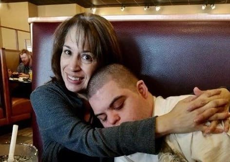 Marcia Scheppler (izquierda) y Joseph "JoJo" Thompson, fallecido en 2019 a los 29 años. (Cortesía de Marcia Scheppler).