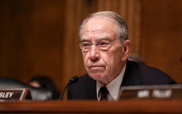 Grassley investiga registros ocultos del FBI sobre la supuesta injerencia china en las elecciones