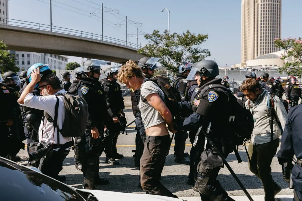 Agentes de la Patrulla de Carreteras de California detienen a un manifestante no identificado durante las protestas en Los Ángeles el 10 de junio de 2025. (David Pashaee/Middle East Images/AFP a través de Getty Images)