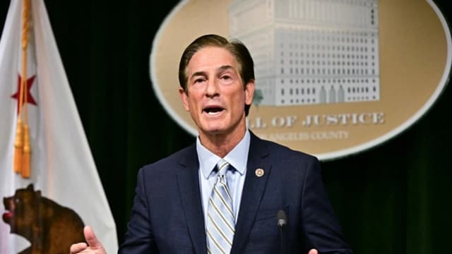 El fiscal del distrito de los Ángeles anuncia cargos contra 30 personas por las protestas contra el ICE
