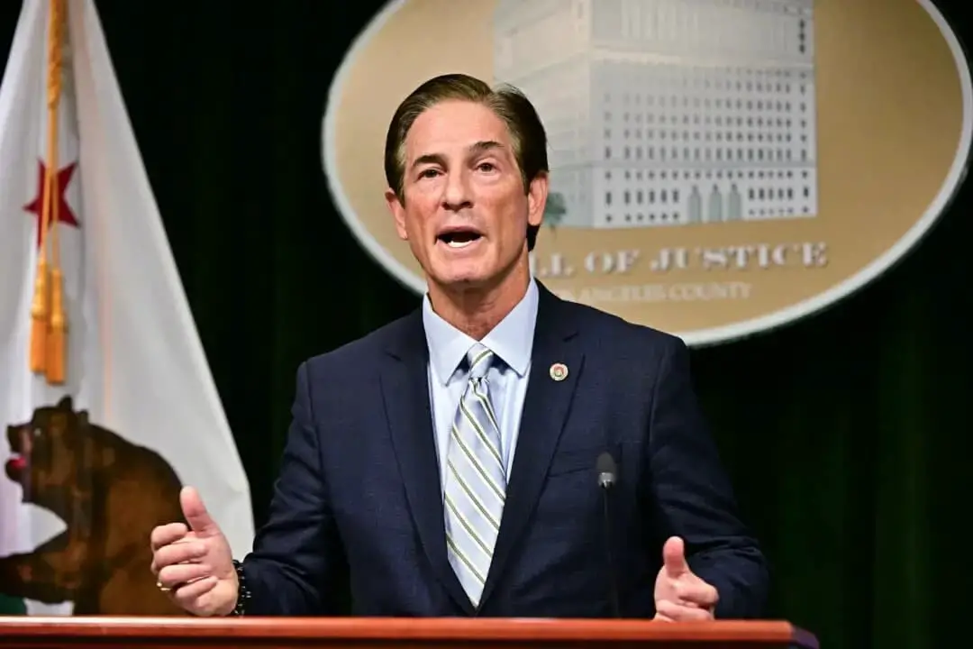 El fiscal del condado de Los Ángeles, Nathan Hochman, habla durante una rueda de prensa en Los Ángeles el 10 de marzo de 2025. (Frederic J. Brown/AFP a través de Getty Images)
