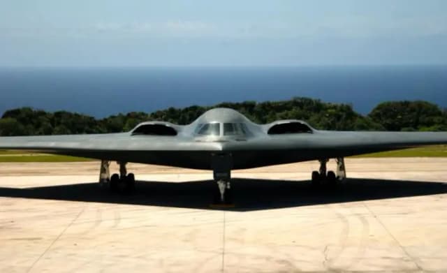 Un bombardero furtivo B-2 Spirit de la Base Aérea Whiteman en el condado de Johnson, Misuri. (Bennie J. Davis/USAF vía Getty Images)