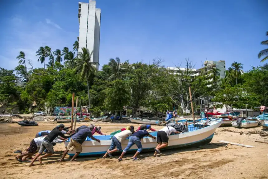 Pescadores trasladan una embarcación previo a la llegada del huracán "Erick", el 18 de junio de 2025 en el balneario de Acapulco en Guerrero (México). EFE/David Guzmán