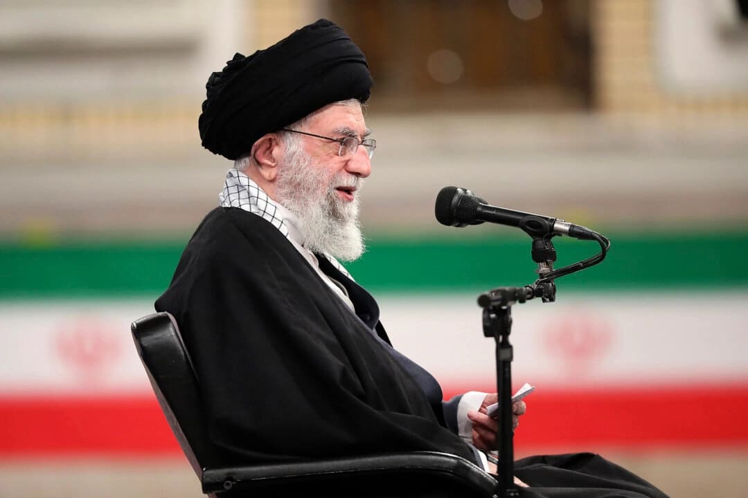 El líder supremo iraní, el ayatolá Alí Jamenei, habla durante una reunión con el personal de la fuerza aérea y la defensa aérea del ejército en Teherán, Irán, el 7 de febrero de 2021. (Oficina del líder supremo iraní a través de AP)