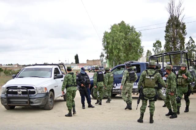 Imagen de archivo de miembros del Ejército Mexicano que acuden a la zona donde se cometió un ataque armado en calles de Zacatecas (México). EFE/ Madla Hartz
